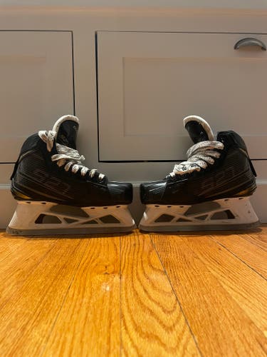 Junior Used Bauer Supreme S27 Hockey Goalie Skates Regular Width Size 3 / US 4
