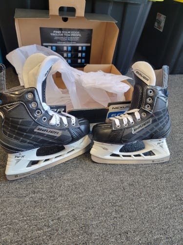 Junior New Bauer Nexus 5000 Hockey Skates Regular Width Size 1