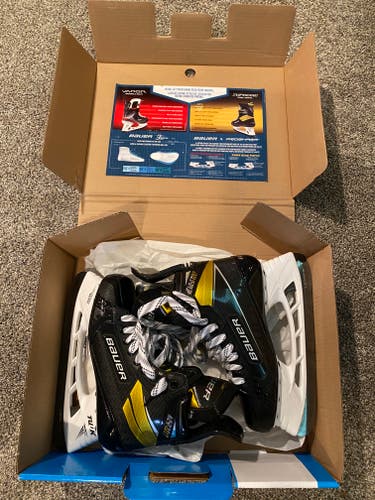 New Bauer Regular Width  Size 8 Supreme UltraSonic Hockey Skates