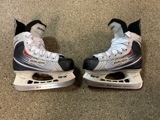 New Bauer Regular Width  Size 8 Vapor X:05 Hockey Skates