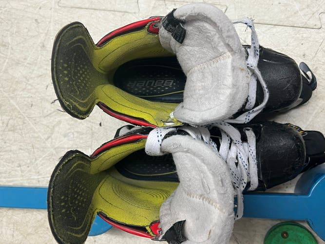 Used Bauer Regular Width Size 5 Vapor X2.9 Hockey Skates