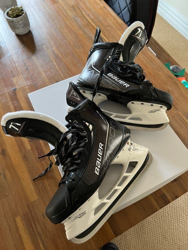 New Bauer Wide Width Pro Stock Size 9.5 Vapor Hyperlite Hockey Skates