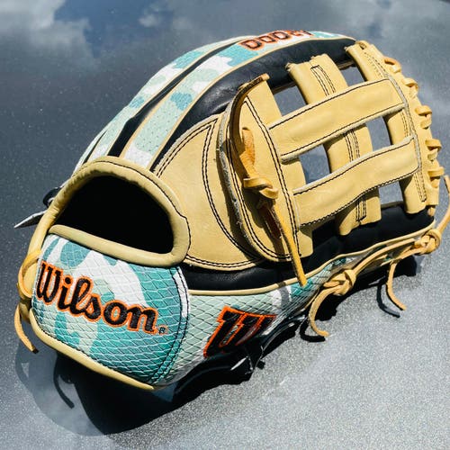 Wilson A2000 SP125 Nov 2021 GOTM 12.5" baseball / slow pitch glove - WBW100572125