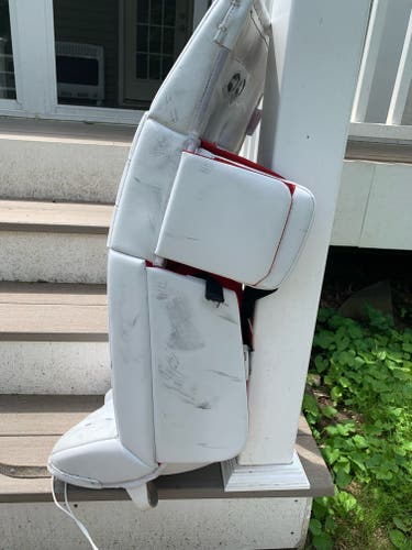 Used Intermediate 32 + 2 Vaughn Velocity VE8 Pro Goalie Leg Pads