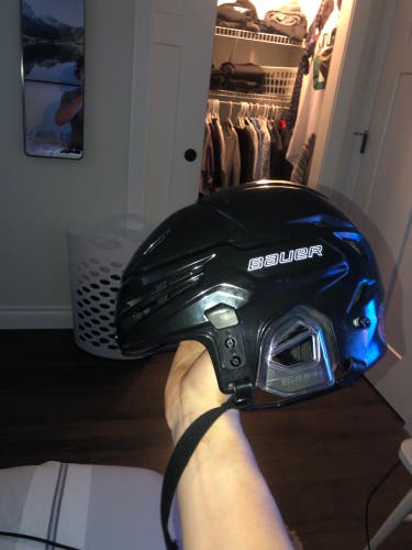 New Medium Bauer  Re-Akt Helmet