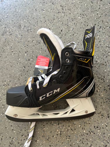New CCM Regular Width  Size 8.5 Super Tacks AS1 Hockey Skates