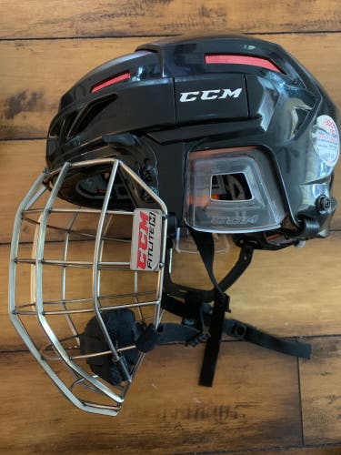 Used Medium CCM Fitlite 3DS Helmet WITH CAGE