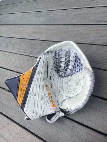 CCM Extreme Flex 4 Goalie Glove 590 Pro Stock