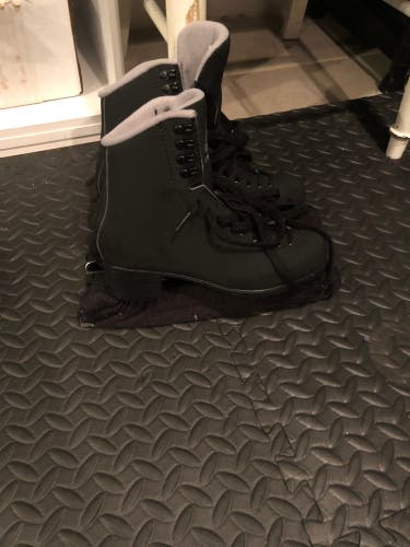 New Jackson Size 5 Figure Skates