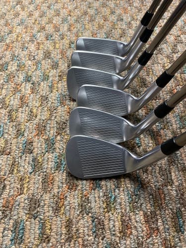 MENS Right Handed Regular Flex Graphite Shaft i210 Iron Set