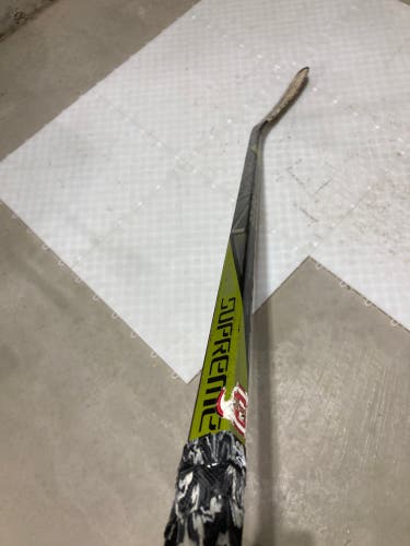 Senior Right Handed Supreme S160 Hockey Stick