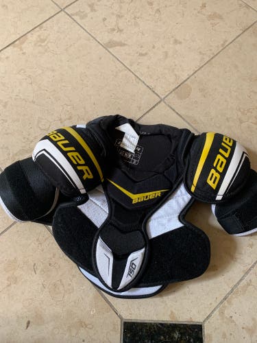 Junior Medium Bauer  Supreme 150 Shoulder Pads