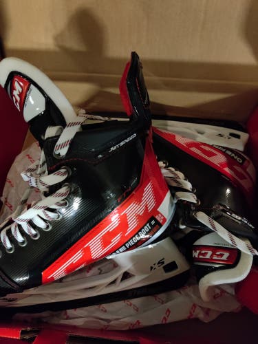 Senior New CCM JetSpeed FT4 Pro Hockey Skates Regular Width Size 8.5