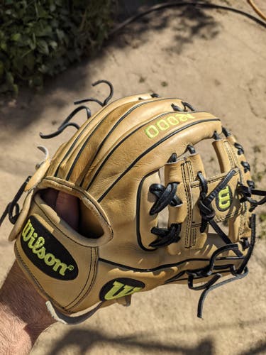 Used Wilson Right Hand Throw Infield A2000 Baseball Glove 11.25"