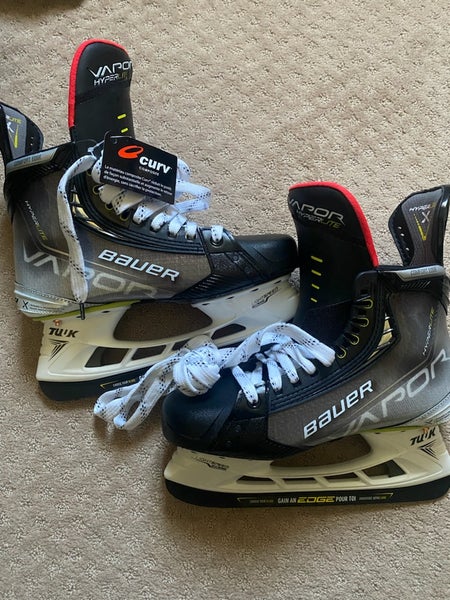 Senior New Bauer Vapor Hyperlite Hockey Skates Size 8.5