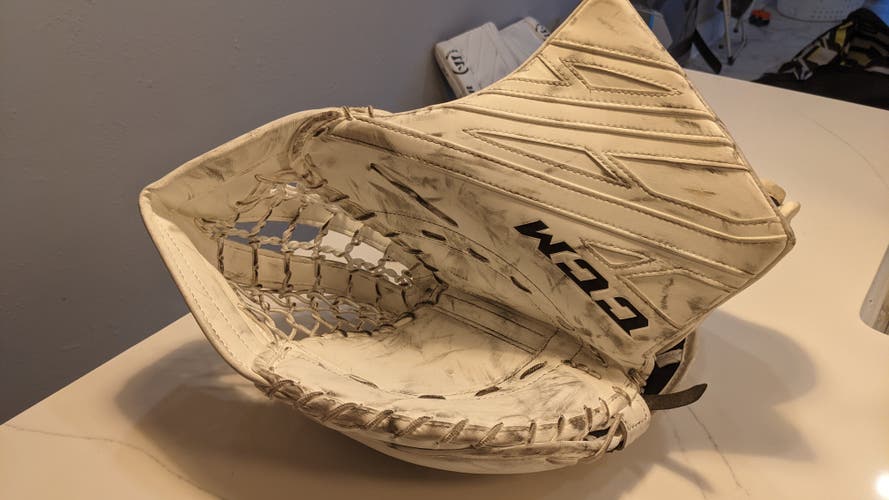 Nearly New Full Right CCM Extreme flex 4.9 Glove and Blocker set