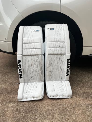 Used 31" Vaughn Velocity V9 Goalie Leg Pads