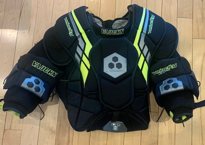 Used Senior Small Vaughn VE8 Pro Carbon Goalie Chest Protector
