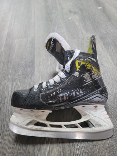 Junior Used Bauer Supreme 3S Hockey Skates Size 4