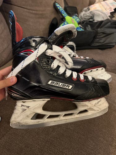 Junior Bauer Regular Width  Size 5.5 Vapor X800 Hockey Skates