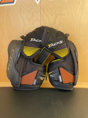 Used Small CCM Tacks 7092 Elbow Pads