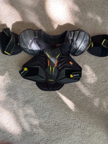 Junior Small CCM Tacks 9080 Shoulder Pads