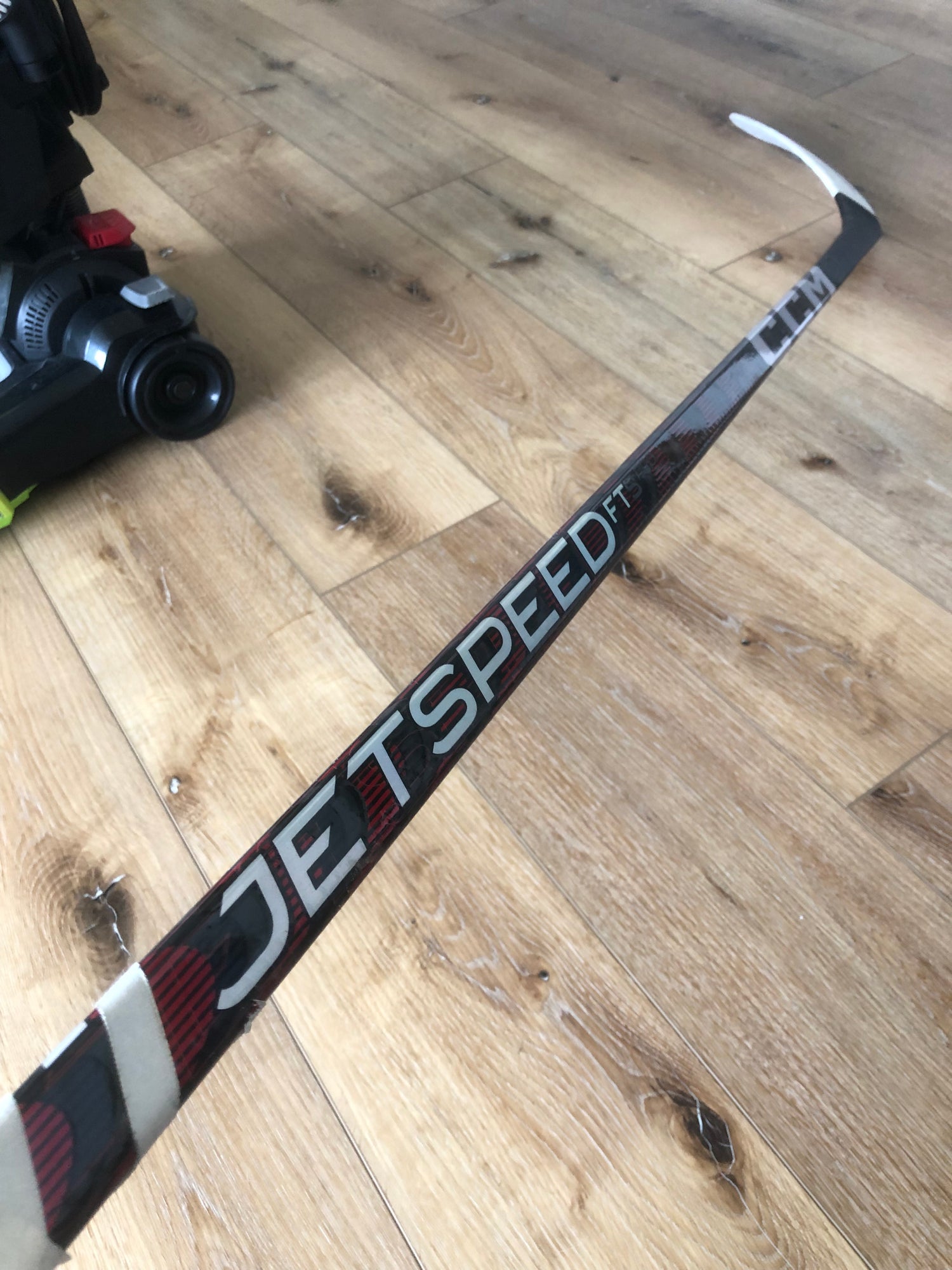 New Intermediate CCM Right Handed JetSpeed FT5 Pro Hockey Stick P88