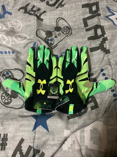 New Sz XL Under Armor (NEXT) Football Gloves