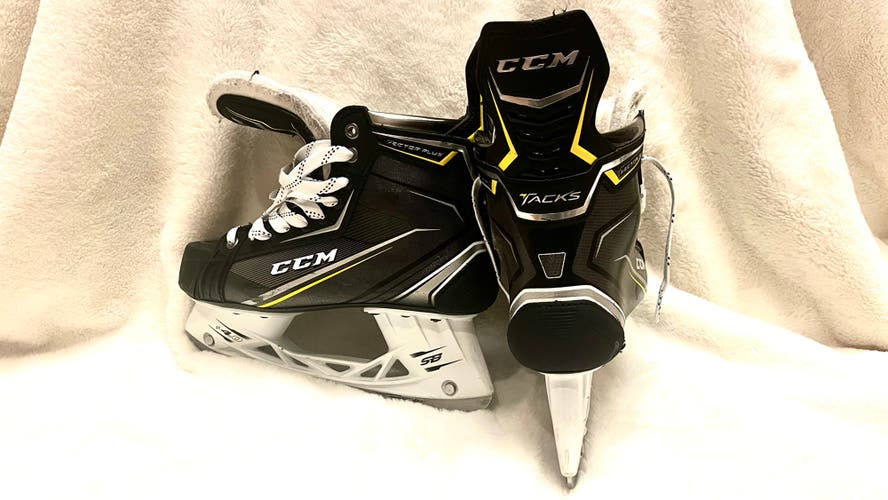 Used CCM Extra Wide Width Size 7.5 Tacks Vector Pro Hockey Skates