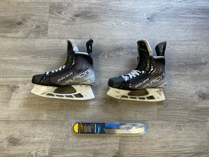 Used Bauer Regular Width Pro Stock Size 9 Vapor Hyperlite Hockey Skates