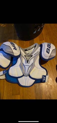Small Bauer Nexus 9000 shoulder pads (BARELY USED)
