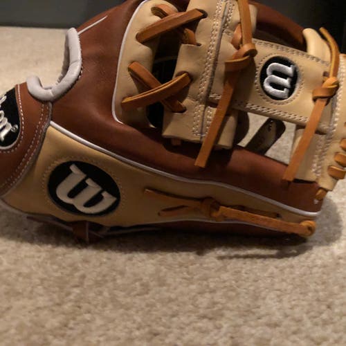 New Right Hand Throw 11.5" A2000 Baseball Glove
