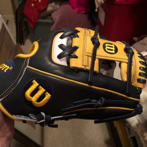New Right Hand Throw 11.5" A2000 Baseball Glove