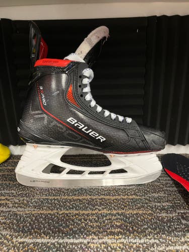 Used Bauer Regular Width  Size 8.5 Vapor 3X Pro Hockey Skates