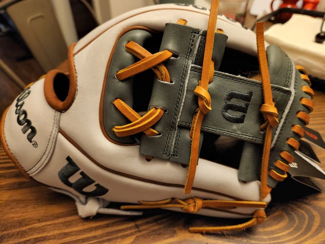 EXCLUSIVE New A2000 1786 Baseball Glove 11.5"