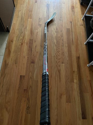 Senior Right Handed P28 Vapor Hyperlite Hockey Stick