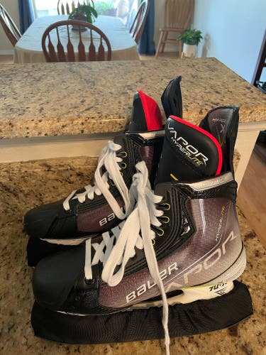 New Bauer Regular Width  Size 8.5 Vapor Hyperlite Hockey Skates