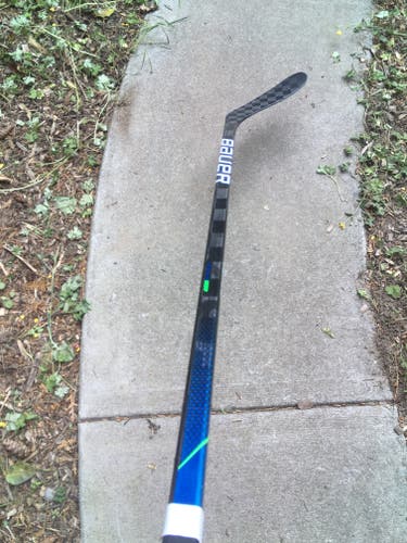 LIGHTLY USED BAUER NEXUS GEO HOCKEY STICK, RH, 40 FLEX P28 - JUNIOR