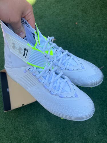 BRAND NEW Under Armour Highlight Cleats - Size 10