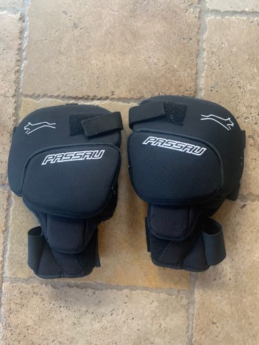 Passau Pro knee guards size S/M