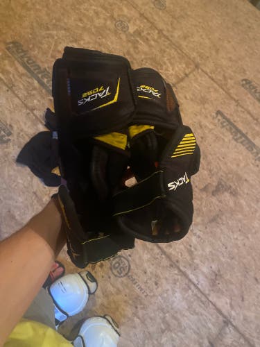 Used Medium CCM Tacks Elbow Pads