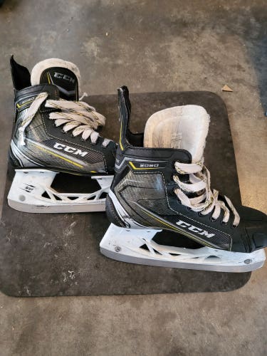 CCM Tacks 9060 Hockey Skates. Junior Size 4EE