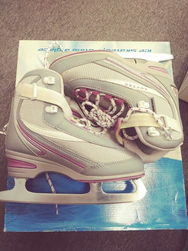 New Jackson T2000 Softec Figure Skates Size 4
