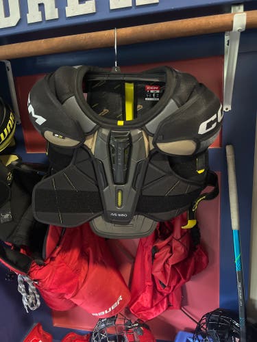 Senior Large CCM As 580 Shoulder Pads