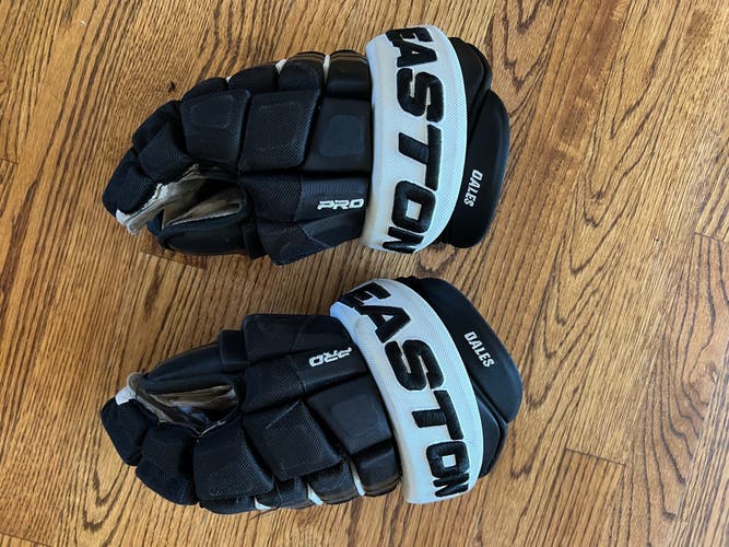Trevor Daley Game Worn Gloves