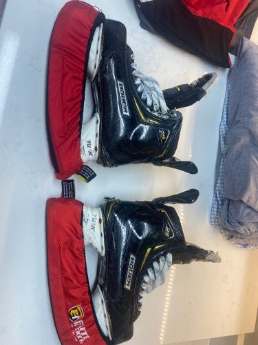 Bauer EE (wide) Size 8 Supreme 2S Pro Hockey Skates