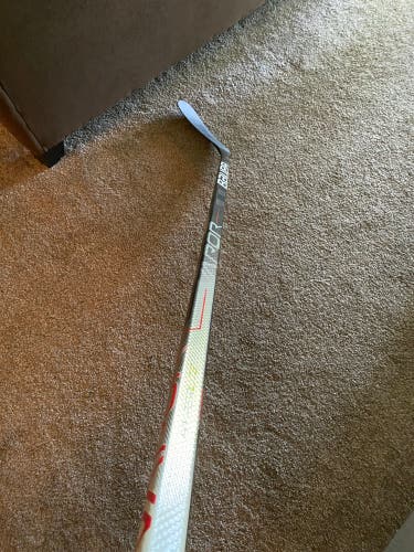 Intermediate Bauer Hyperlite Stick