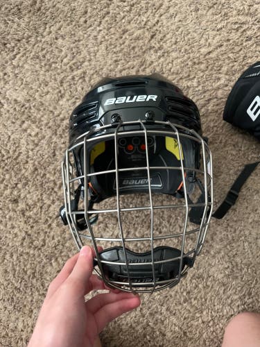 Used Large Bauer Re-Akt 75 Helmet