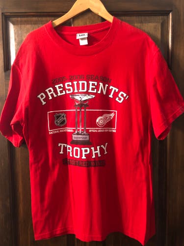 USED DETROIT RED WING  2005-2006 PRESIDENTS TROPHY WINNER ADULT LARGE  Shirt