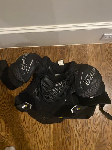 New Medium Bauer Supreme 3S Pro Shoulder Pads